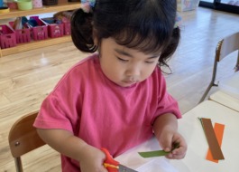 製作をしている子ども