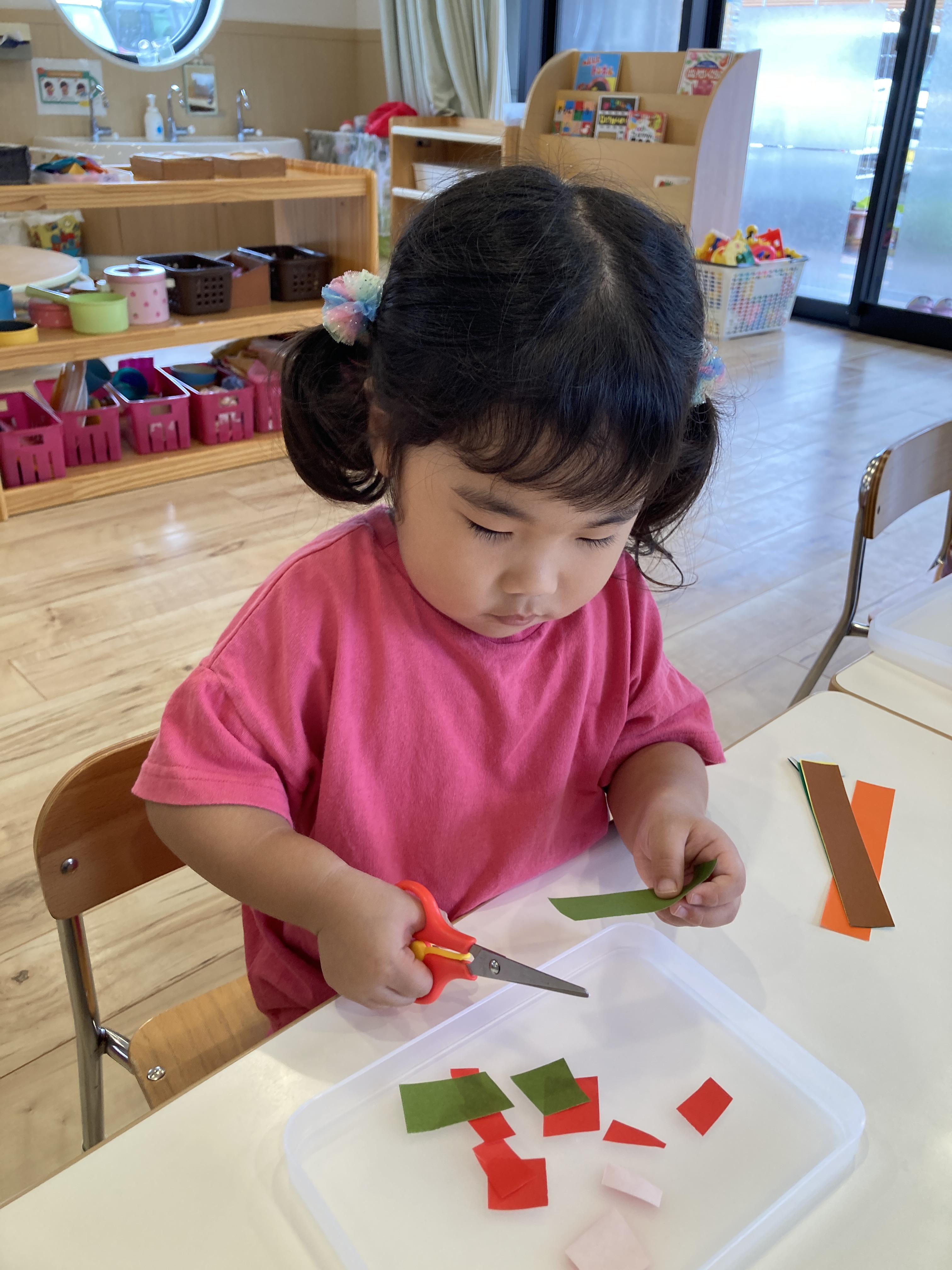 製作をしている子ども