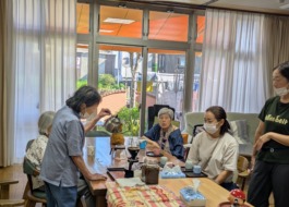 コーヒーを淹れる利用者さん