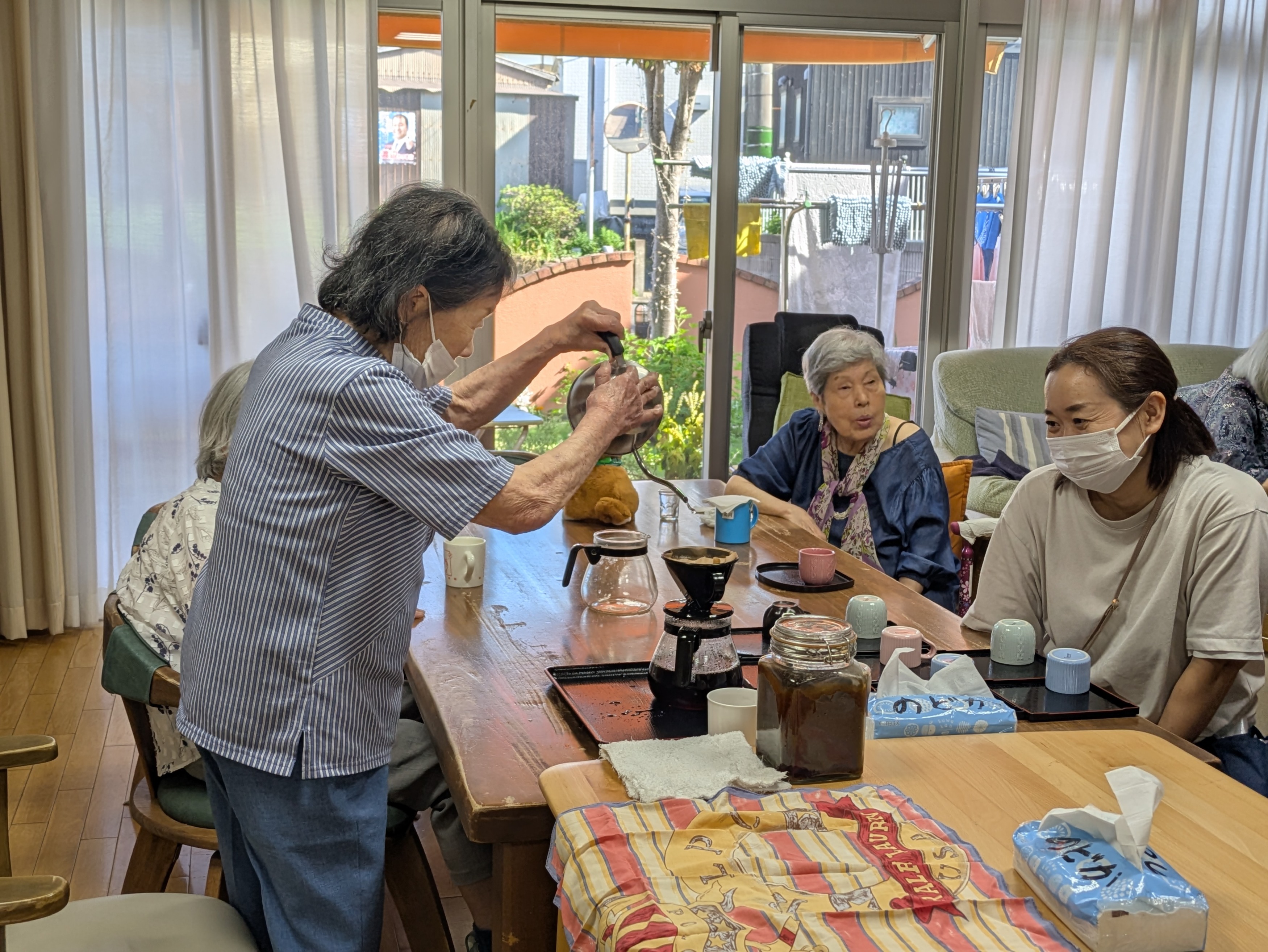 コーヒーを淹れる利用者さん