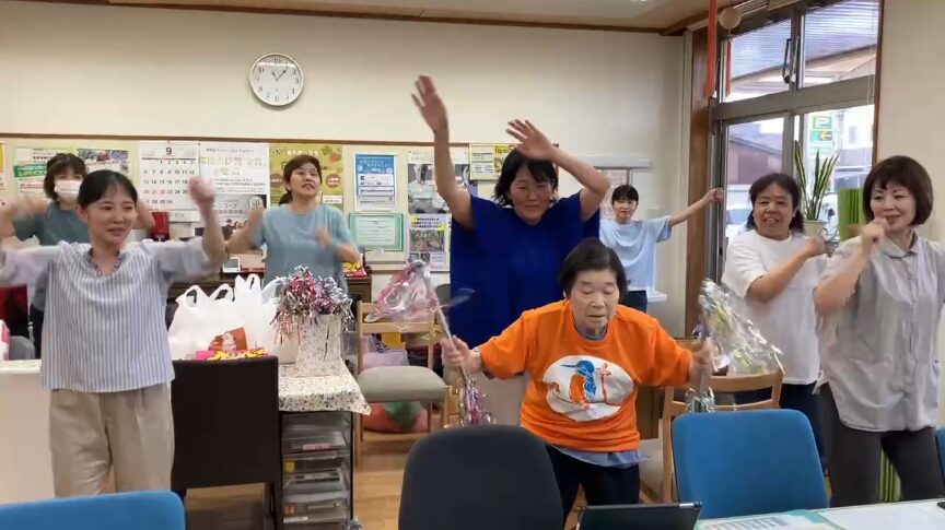 ワーカーと一緒にマツケンサンバの練習をする利用者さん