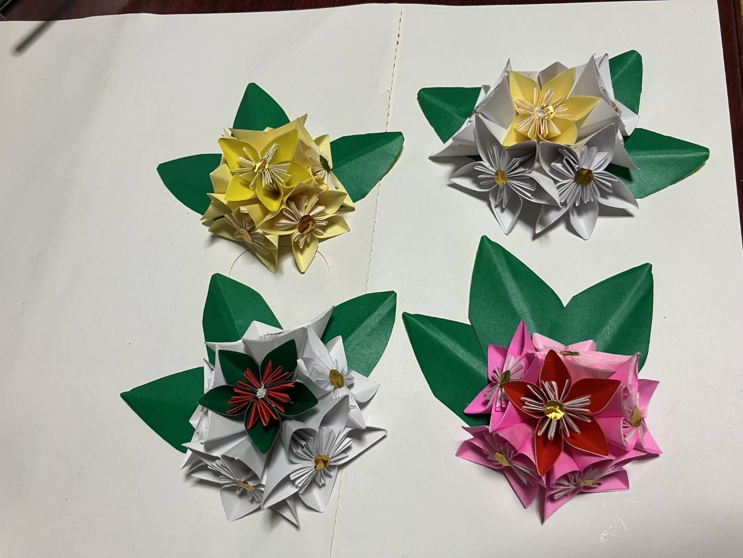 利用者さんが折り紙で作ったお花
