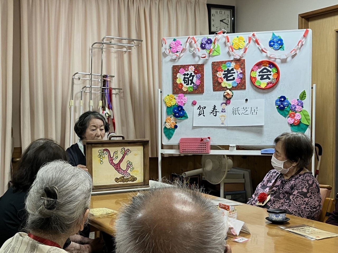 紙芝居に聞き入るご利用者