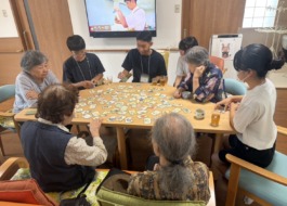利用者さんたちとかるたをする中学生たち