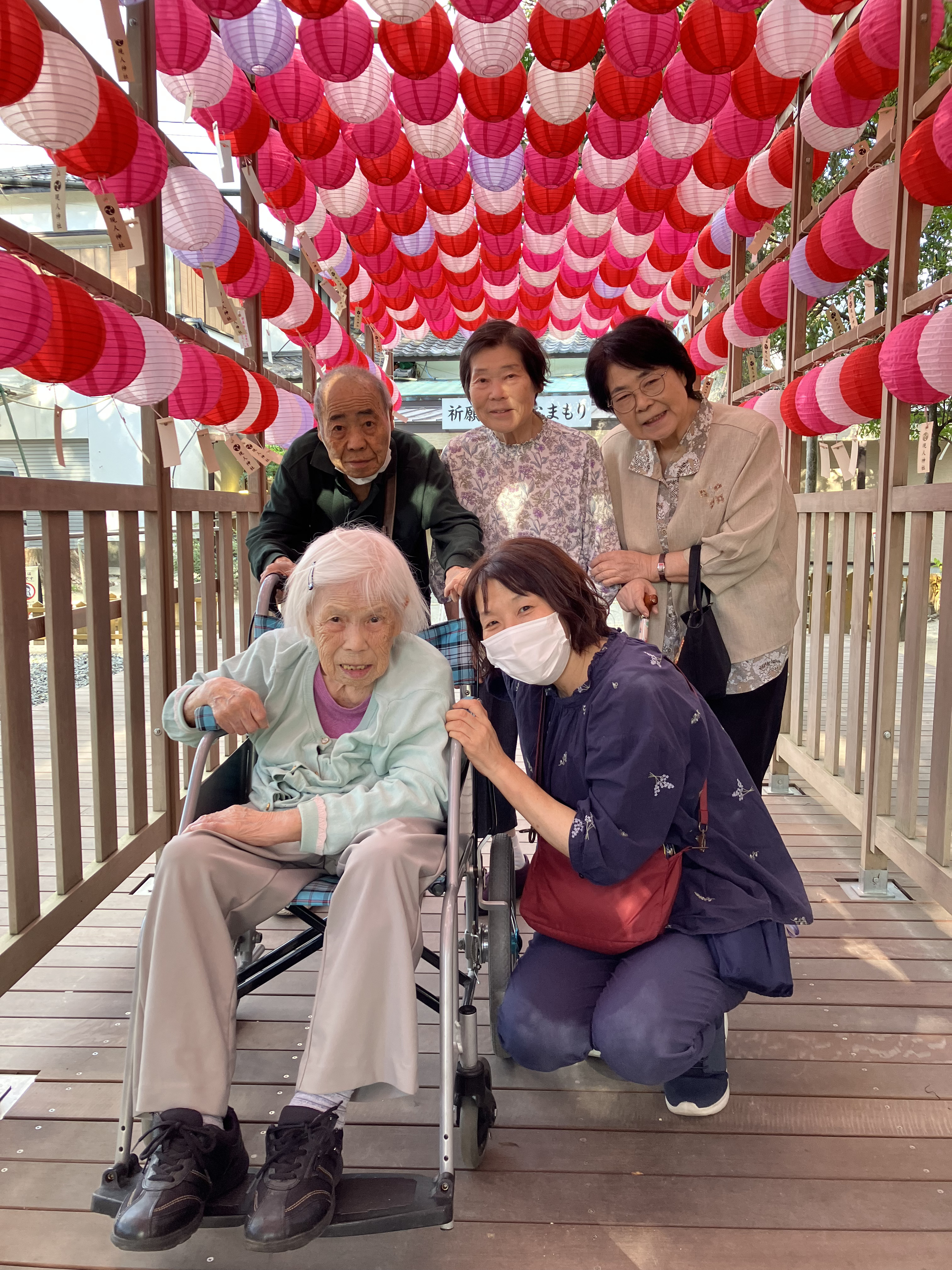 あらひと神社の恋ぼんぼりの前で撮った集合写真