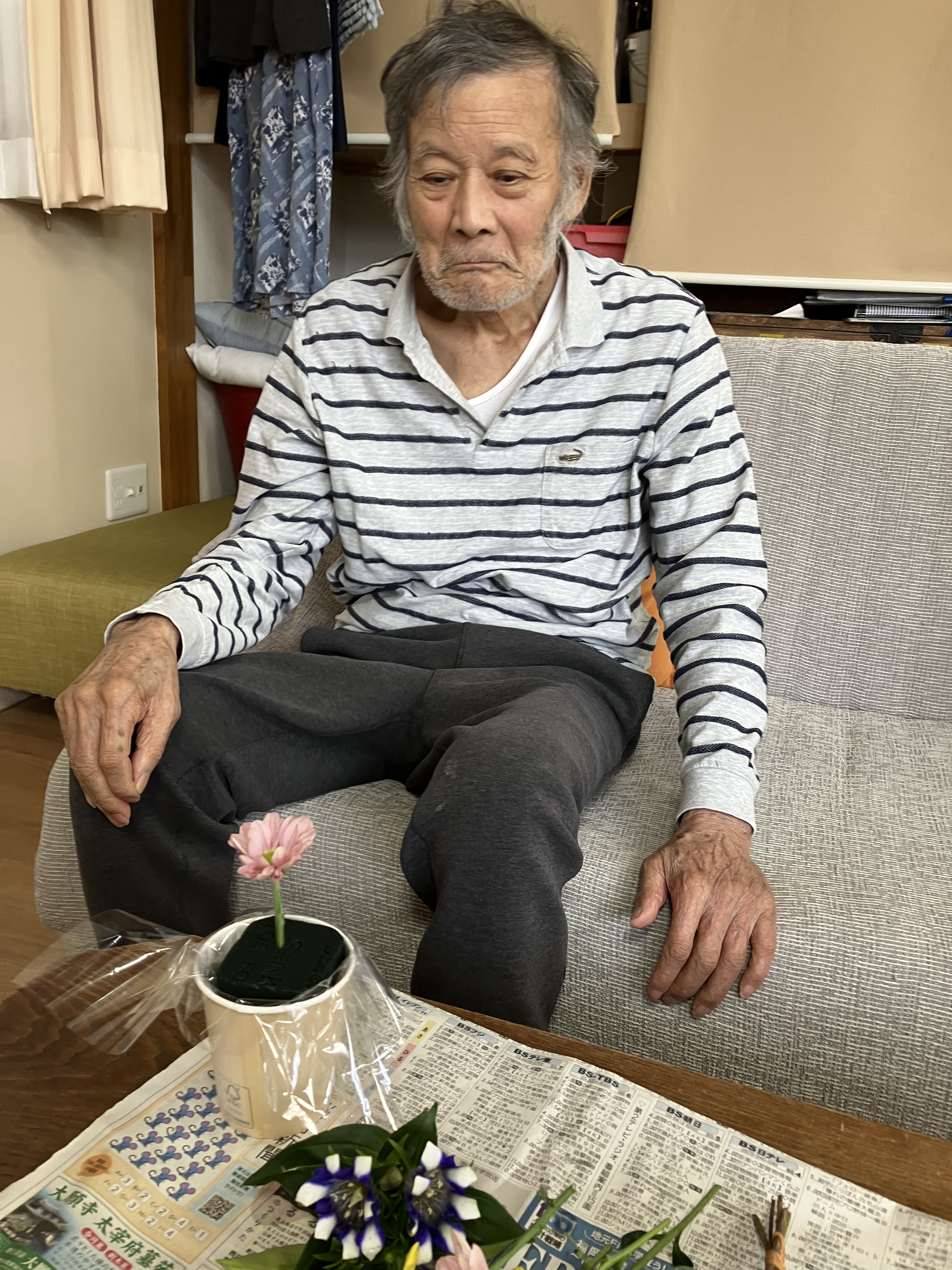 フラワーアレンジメントをつくる男性利用者さん