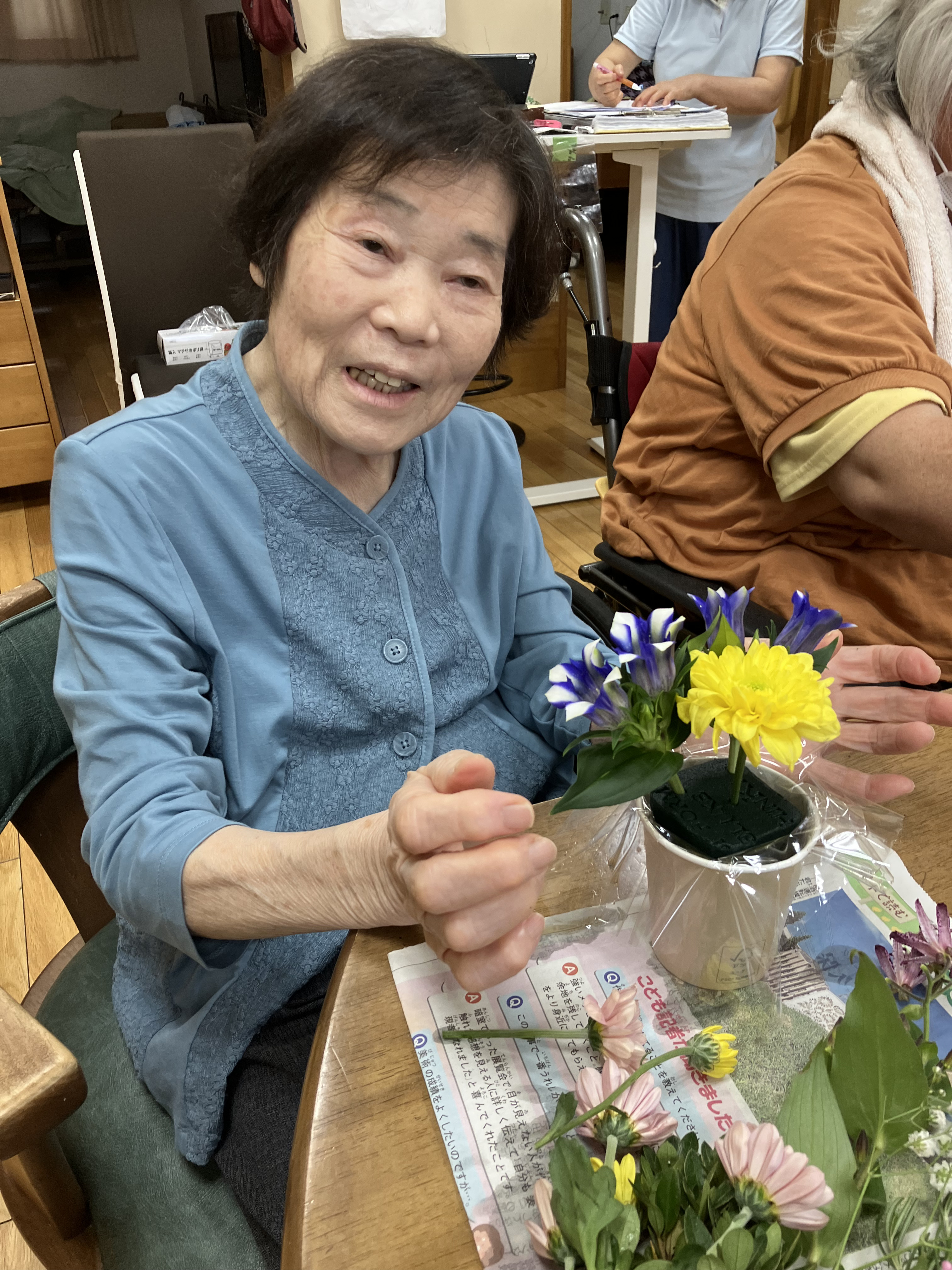 フラワーアレンジメントをする利用者さん