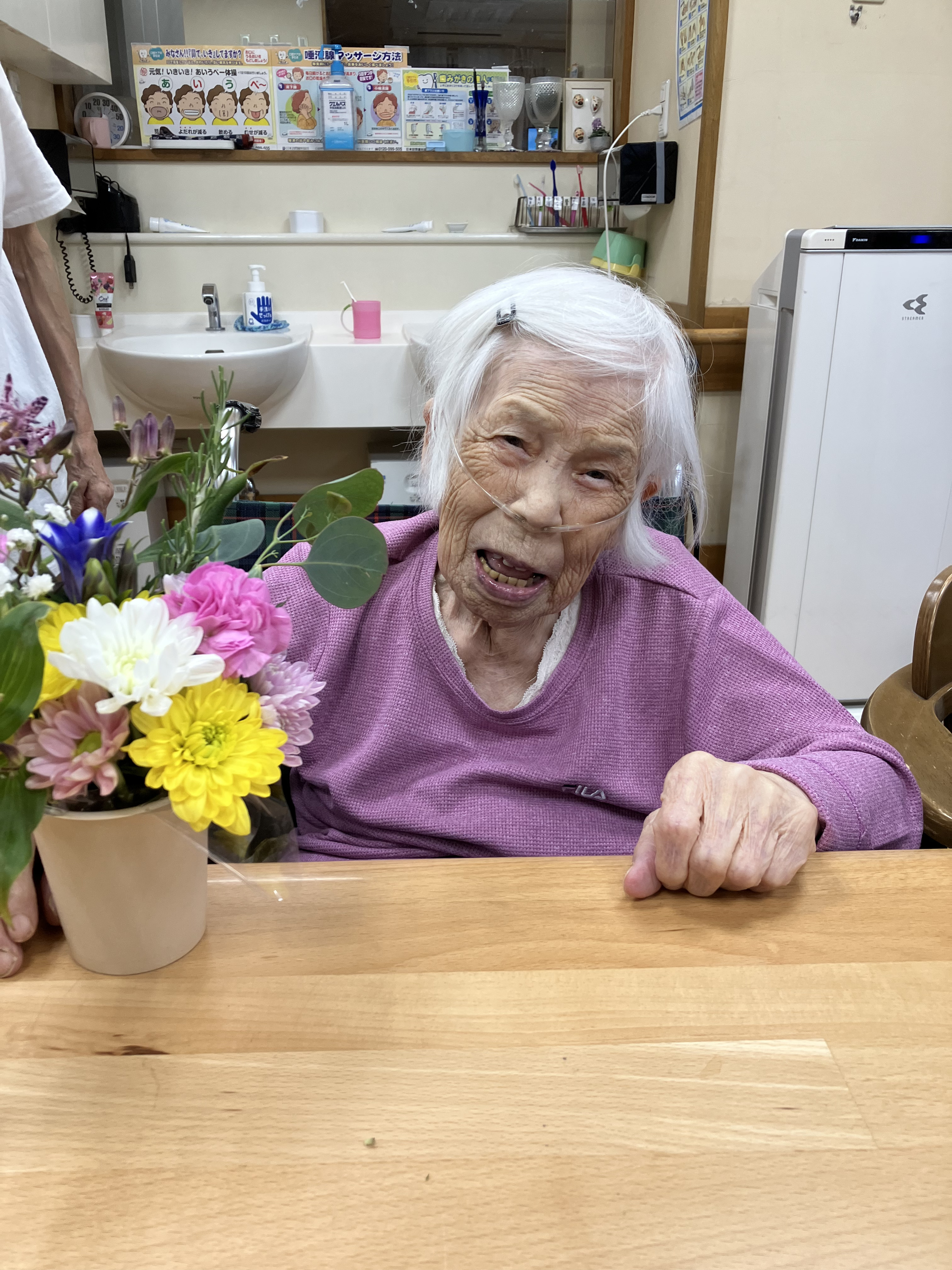 フラワーアレンジメントをする利用者さん