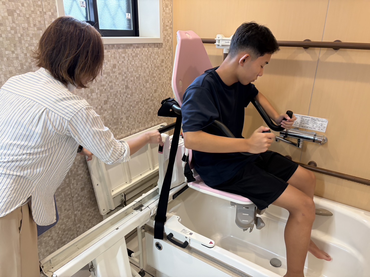 機械浴を体験する中学生