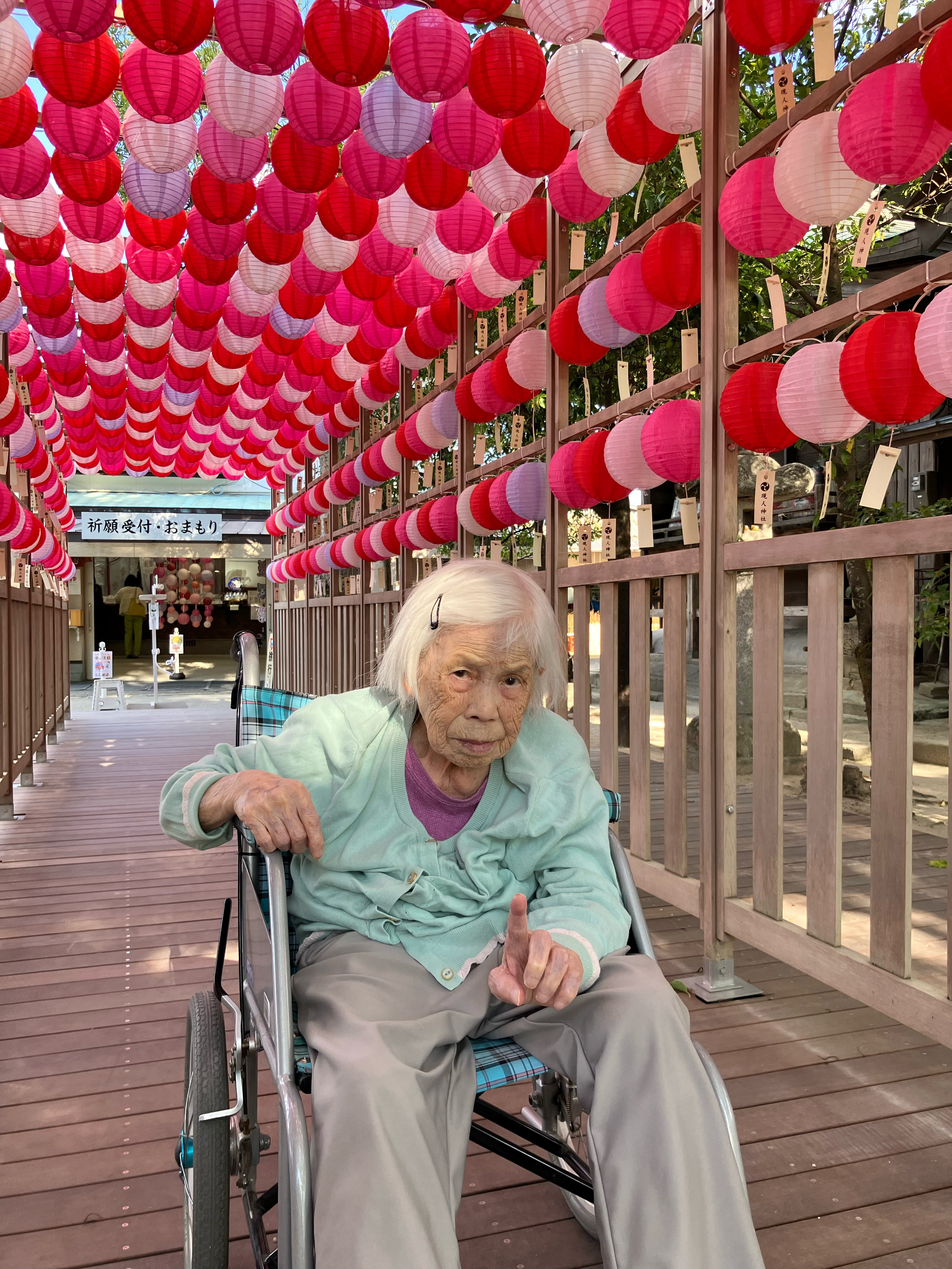 あらひと神社の恋ぼんぼりの前で撮った利用者さんの写真