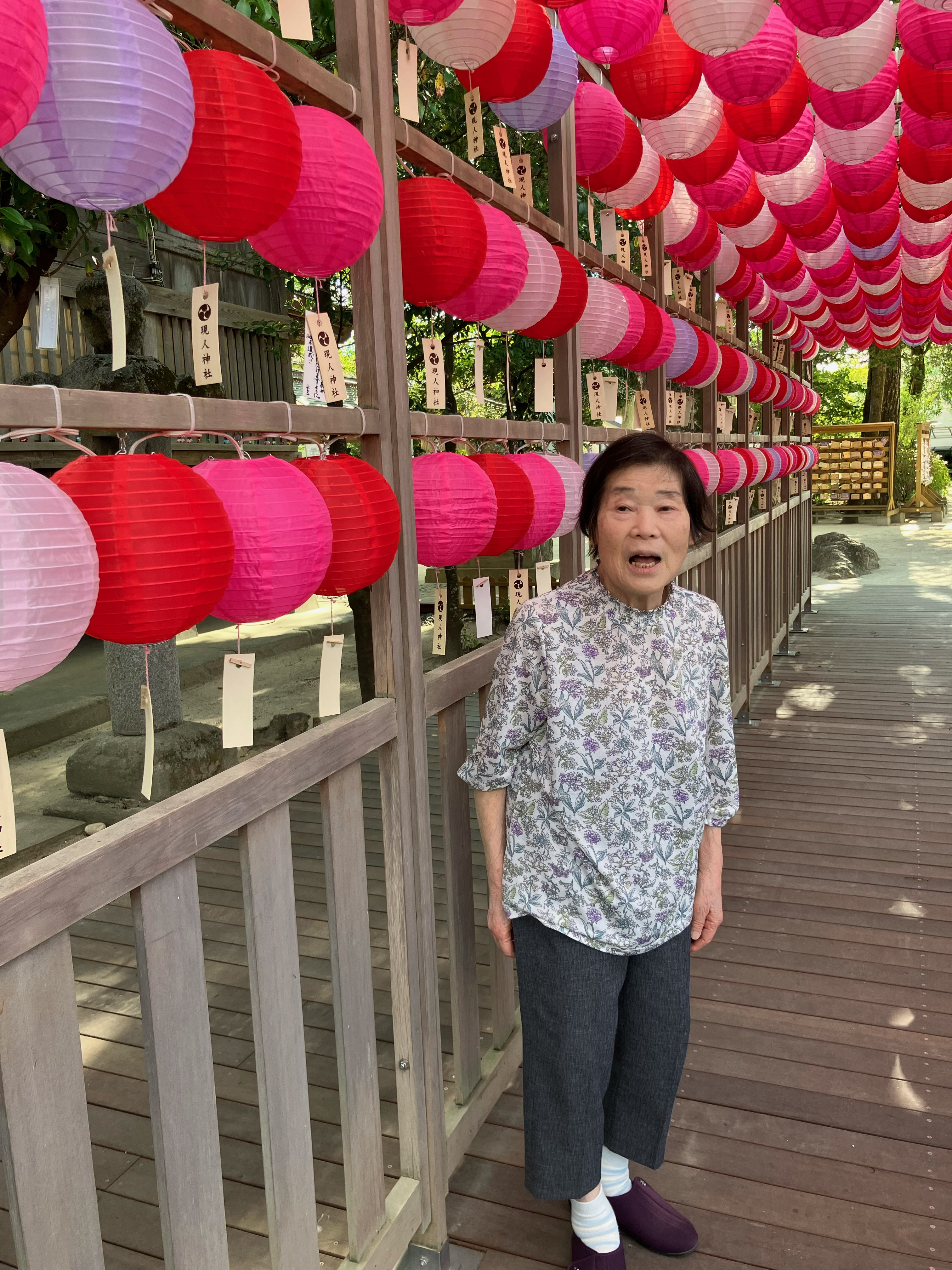 あらひと神社の恋ぼんぼりの前で撮った利用者さんの写真