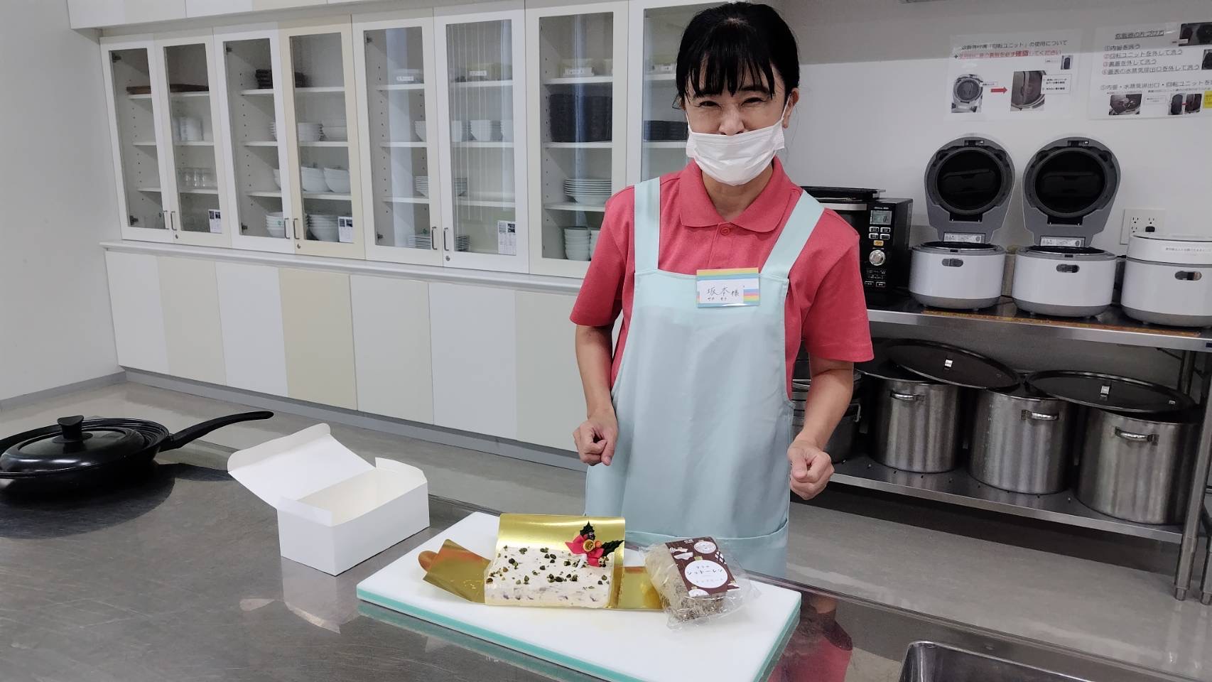 お結び古賀新宮のヘルパーがクリスマスケーキを人数分包丁で切り分けようとしています。