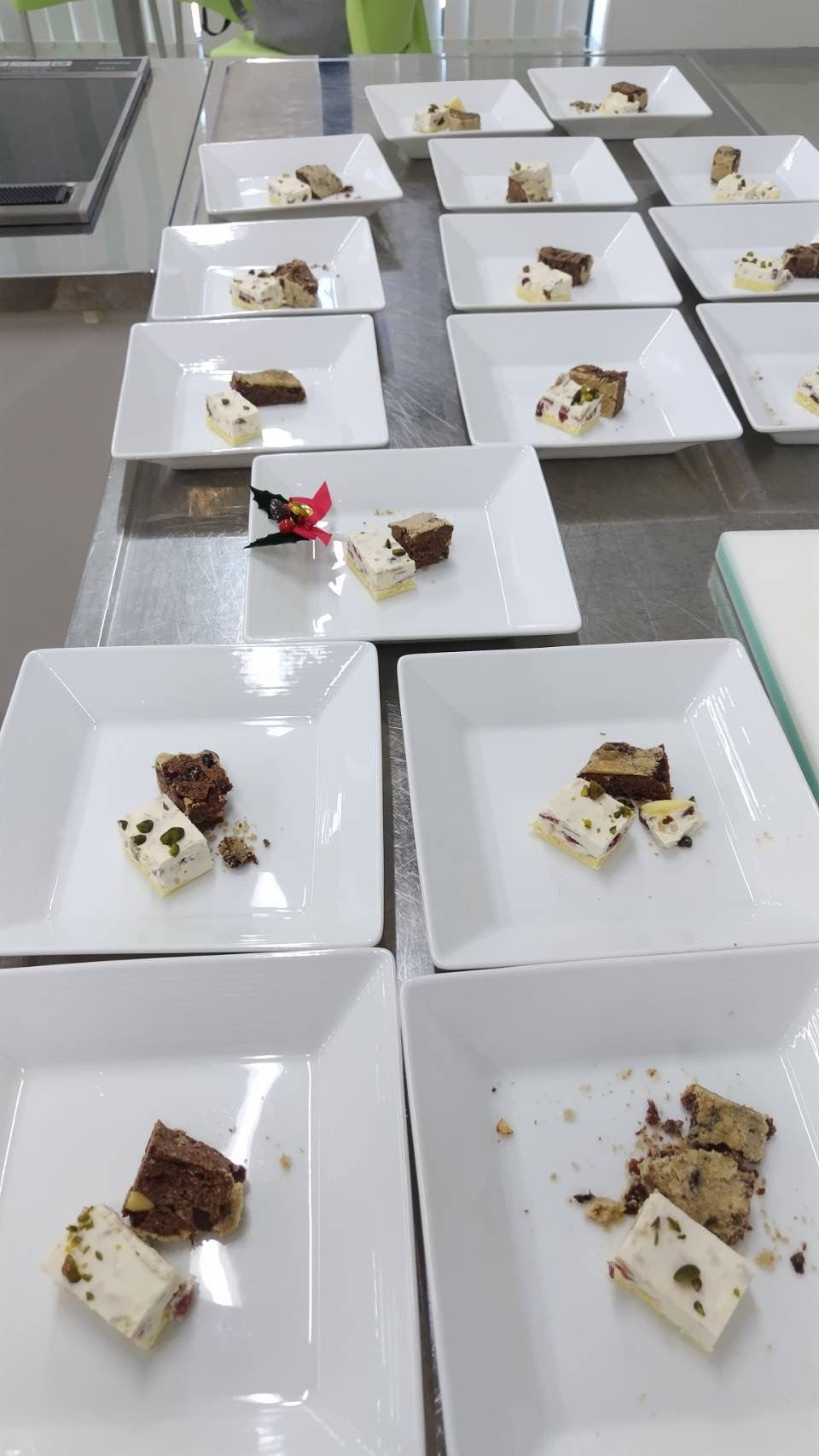 クリスマスケーキを16人分お皿に取り分けています。