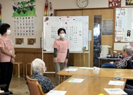 故郷の手話ポーズを説明している様子