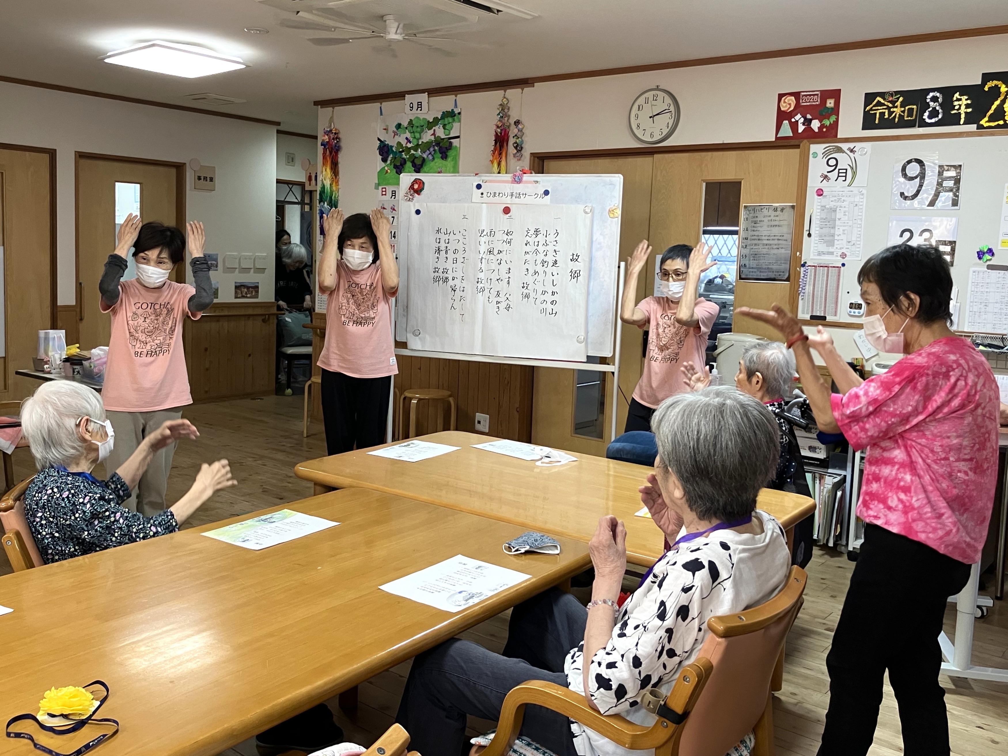 故郷を手話ポーズを交えながら歌っている様子