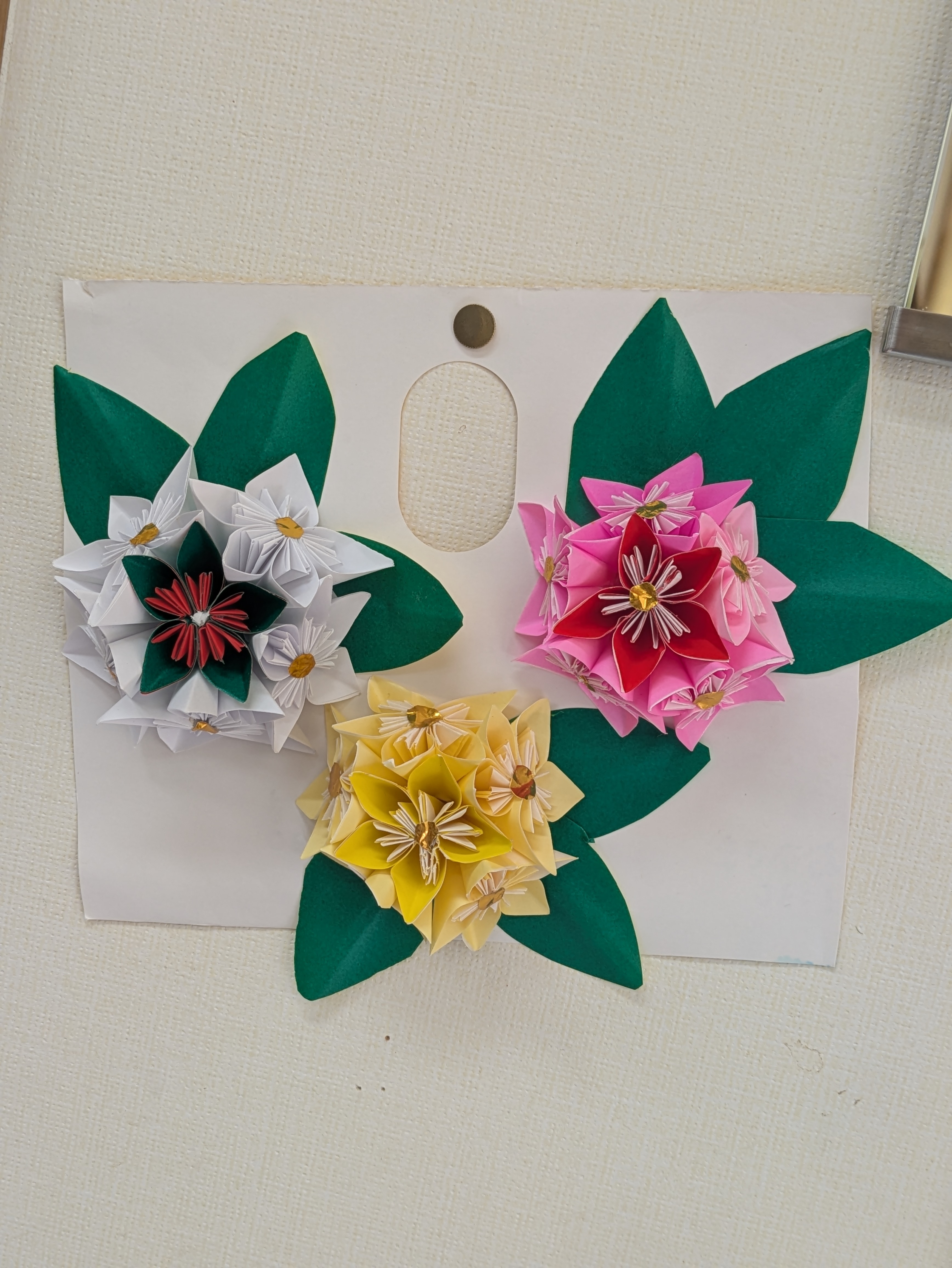 利用者さんが作ったお花の壁飾り