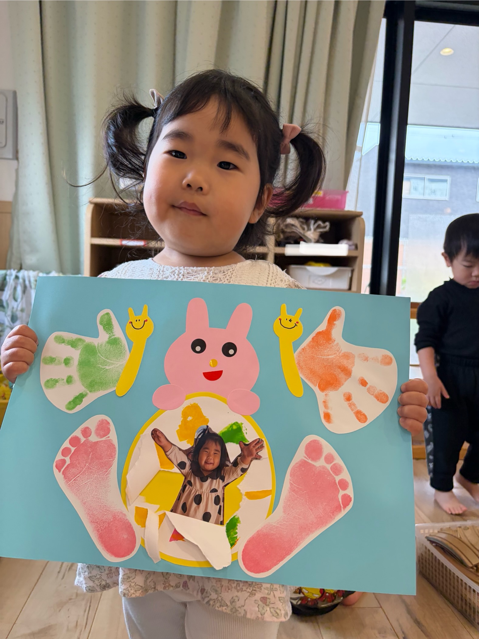 製作をするこども