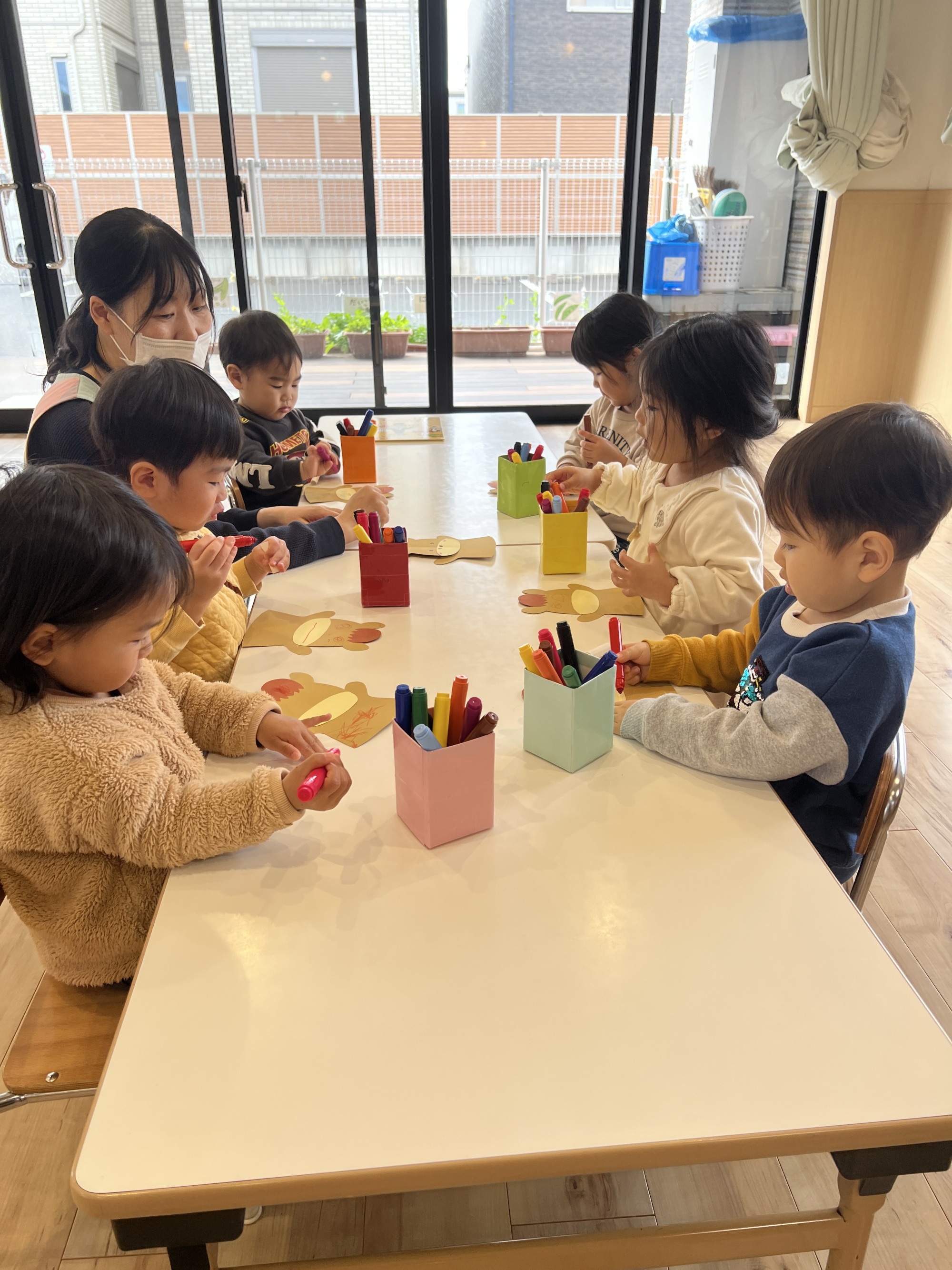 製作を楽しむ子どもたち　12枚