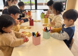 製作を楽しむ子どもたち　12枚